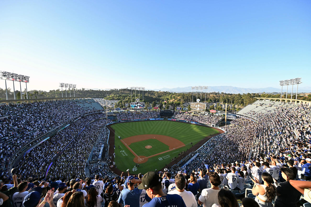 多くのファンで埋まったドジャースタジアム（2025年6月16日撮影）