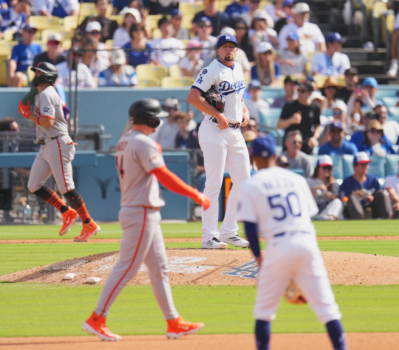 ドジャース対ジャイアンツ　8回表ジャイアンツ1死満塁、アダメズ（後方左）に押し出しの四球を許し、マウンドで浮かない表情を見せるトライネン（撮影・菅敏）