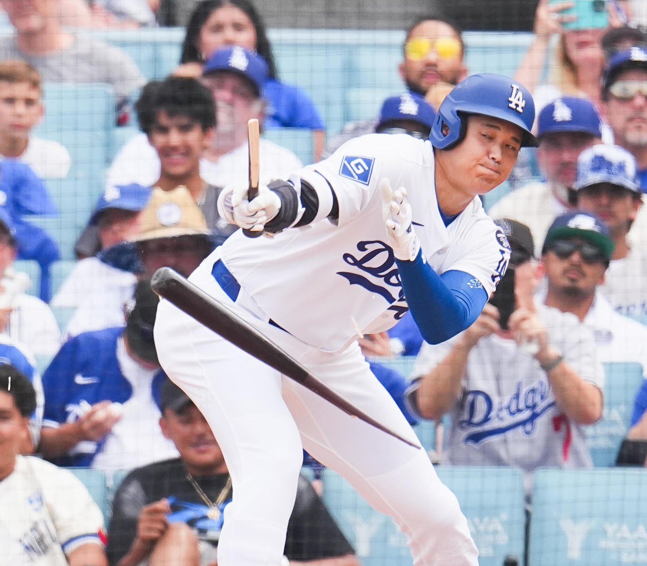 ドジャース対ジャイアンツ　6回裏ドジャース無死、バットを折りながらも右前打を放つ大谷（撮影・菅敏）