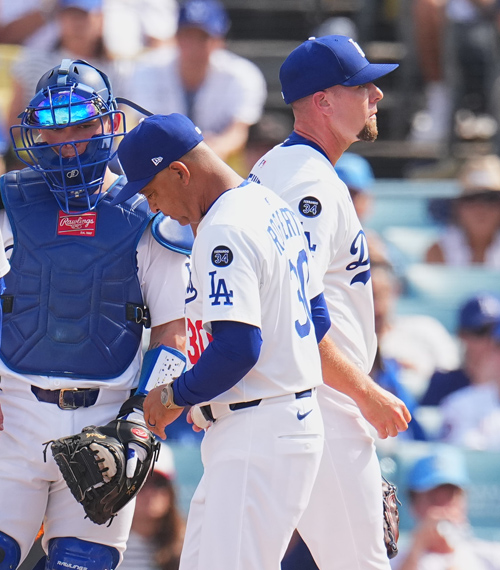 ドジャース対ジャイアンツ　8回表ジャイアンツ2死二、三塁、トライネン（右）に交代を告げ、ボールを受け取るロバーツ監督（撮影・菅敏）