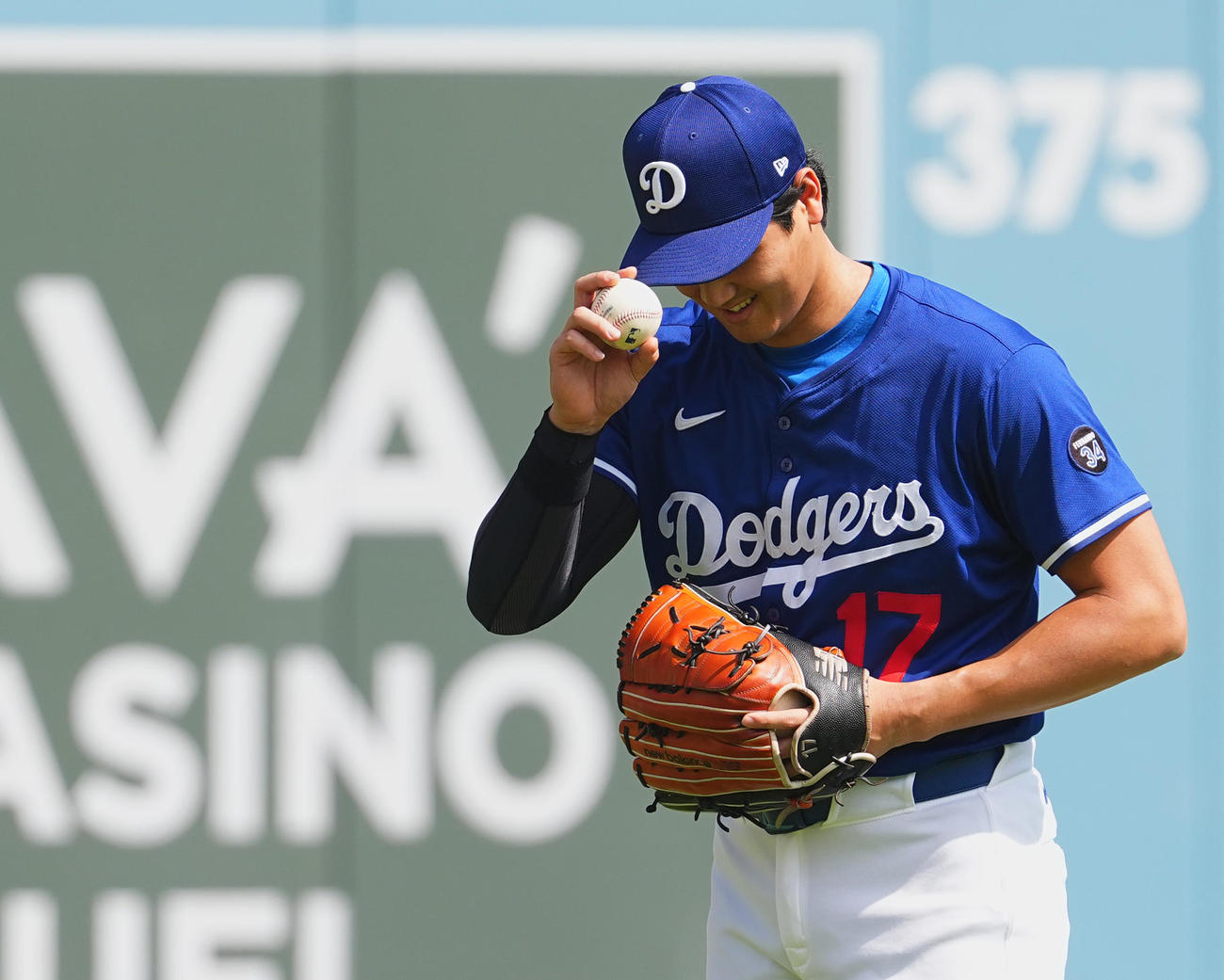 ドジャース対ジャイアンツ　試合前、同僚にあいさつするドジャース大谷（撮影・菅敏）