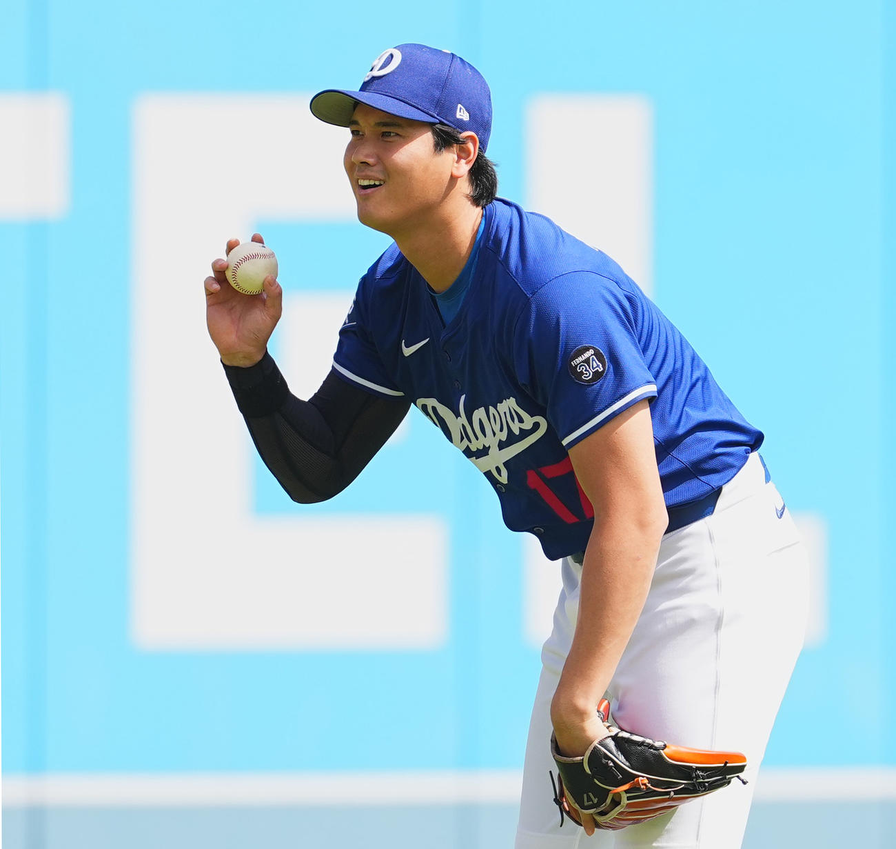 ドジャース対ジャイアンツ　試合前、ブルペンでの投球練習を終え、スタンドにボールを投げ入れるドジャース大谷（撮影・菅敏）