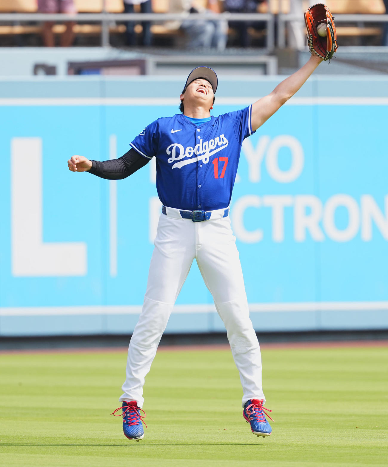 ドジャース対ジャイアンツ　試合前、キャッチボールをするドジャース大谷（撮影・菅敏）