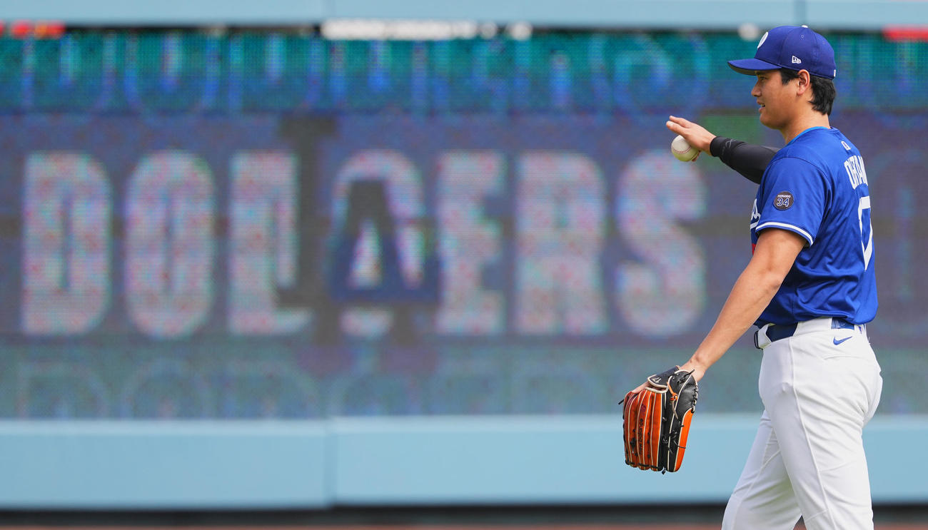ドジャース対ジャイアンツ　試合前、キャッチボールをするドジャース大谷（撮影・菅敏）