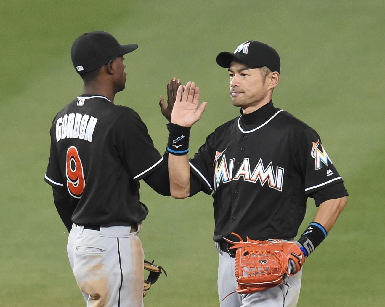 ドジャースに勝利し、ゴードン（左）とタッチをするイチロー（撮影・菅敏）