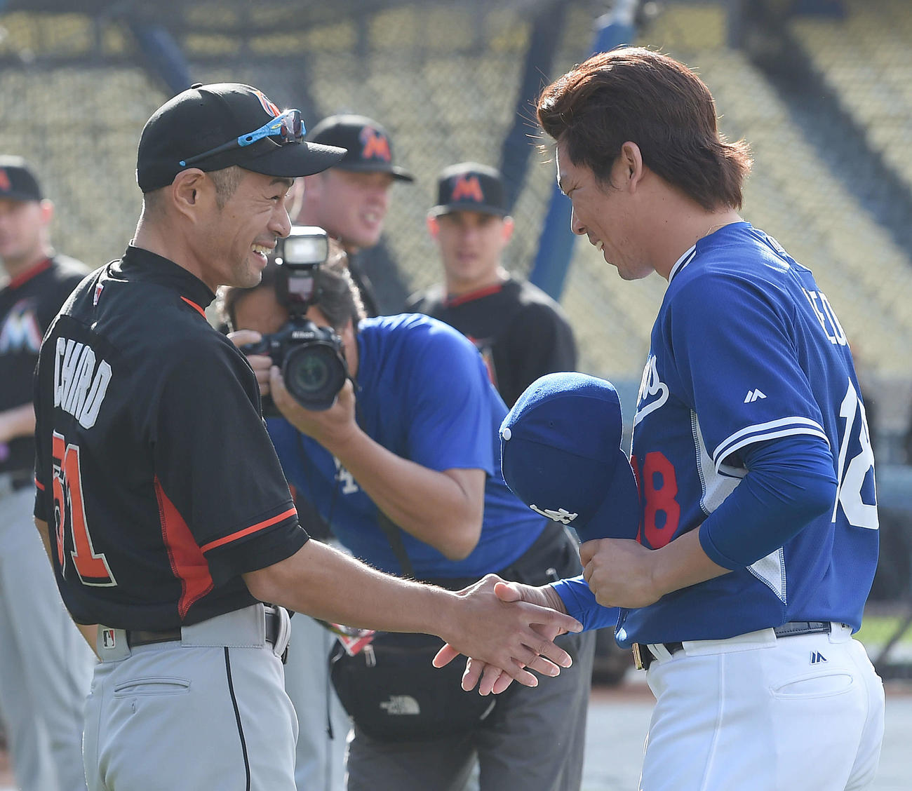 試合前に帽子を取ってあいさつし、イチロー（左）と握手する前田（2016年4月25日撮影）
