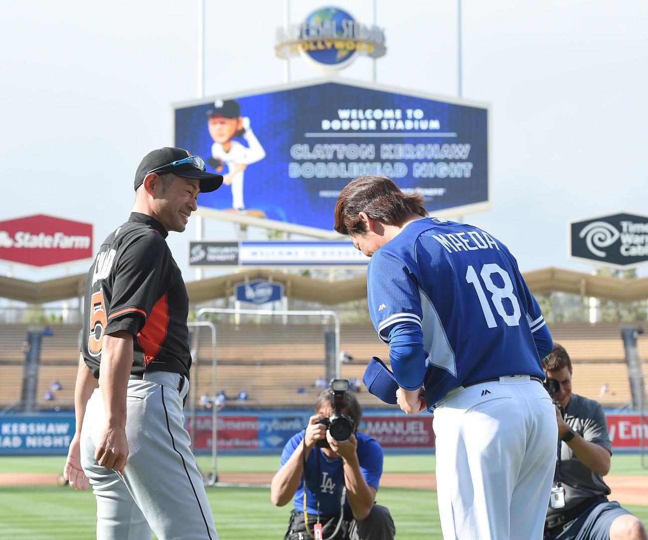 ドジャース対マーリンズ　試合前、イチロー（左）に頭を下げあいさつをするドジャース前田（2016年4月25日撮影）