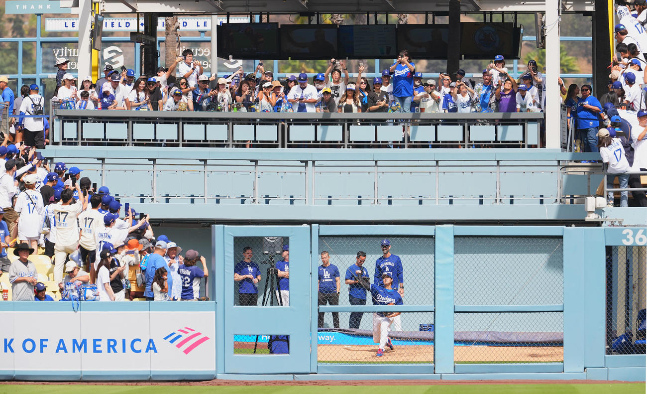 ドジャース対ジャイアンツ　試合前、ブルペンで投球練習をするドジャース大谷（撮影・菅敏）