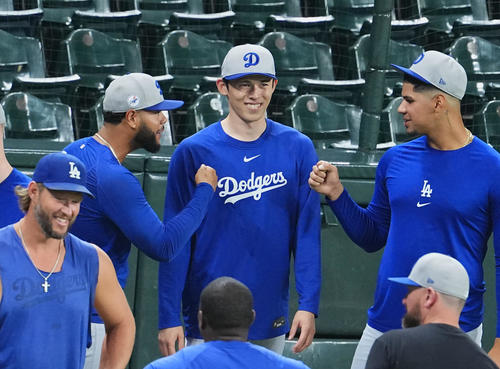 ダイヤモンドバックス対ドジャース　メジャーに合流し、笑顔でナインと話すドジャース佐々木（中央）＝2025年9月23日