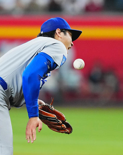 ダイヤモンドバックス対ドジャース　3回表ダイヤモンドバックス無死、トーマスの打球を受ける大谷（撮影・菅敏）