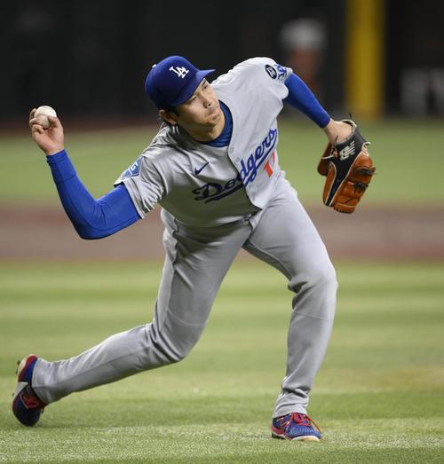 ダイヤモンドバックス戦の3回、トーマスの打球を一塁へ送球するドジャース大谷。投手強襲安打となる（共同）