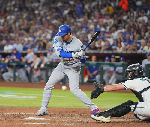 ダイヤモンドバックス対ドジャース　7回裏ドジャース2死、見逃しの三振に倒れる大谷（撮影・菅敏）