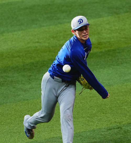 ダイヤモンドバックス対ドジャース　メジャーに合流し、キャッチボールをするドジャース佐々木（撮影・菅敏）