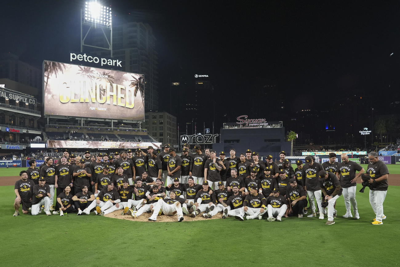 ポストシーズン進出を決め記念写真を撮るパドレスの選手たち（AP）