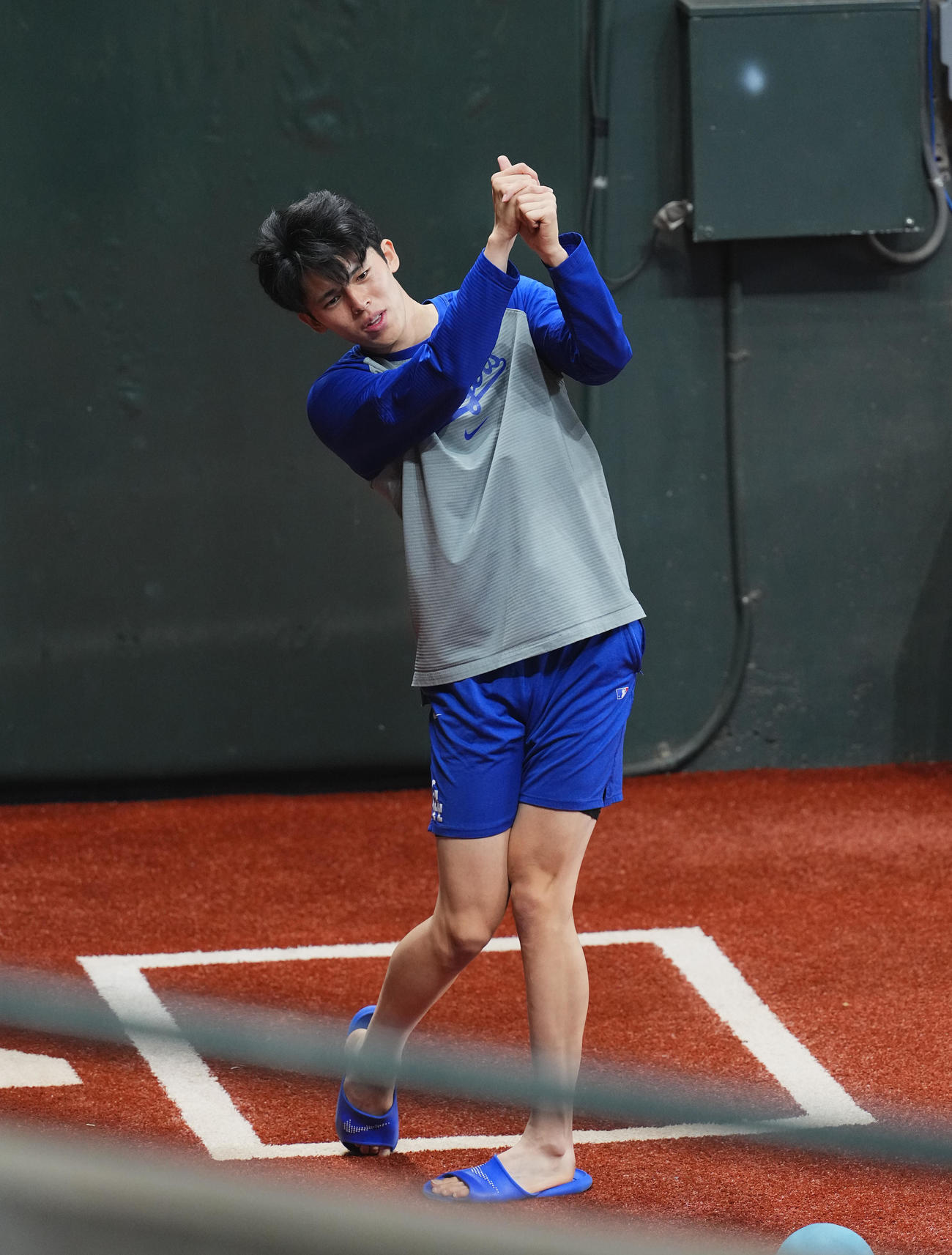 ダイヤモンドバックス対ドジャース　試合前、ブルペンで体を動かすドジャース佐々木（撮影・菅敏）