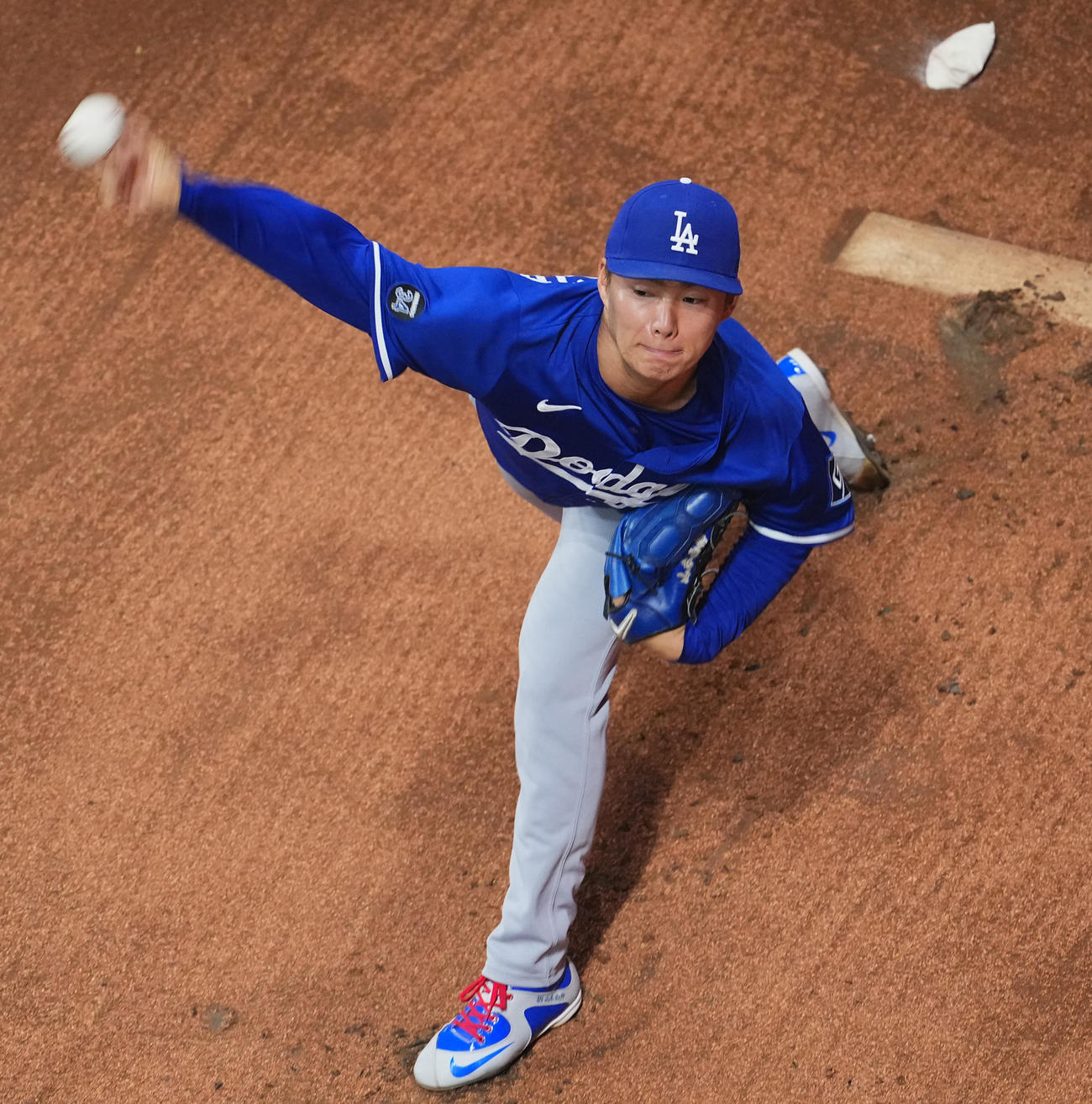 ダイヤモンドバックス対ドジャース　試合前、ブルペンで投球練習をするドジャース山本（撮影・菅敏）