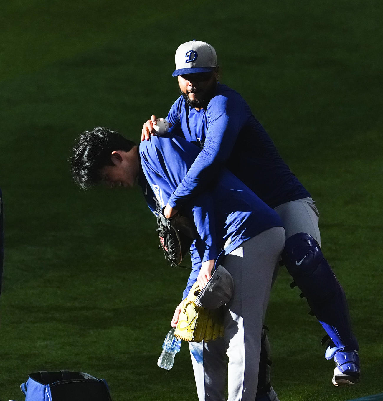 ダイヤモンドバックス対ドジャース　メジャーに合流し、同僚とじゃれるドジャース佐々木（左）（撮影・菅敏）