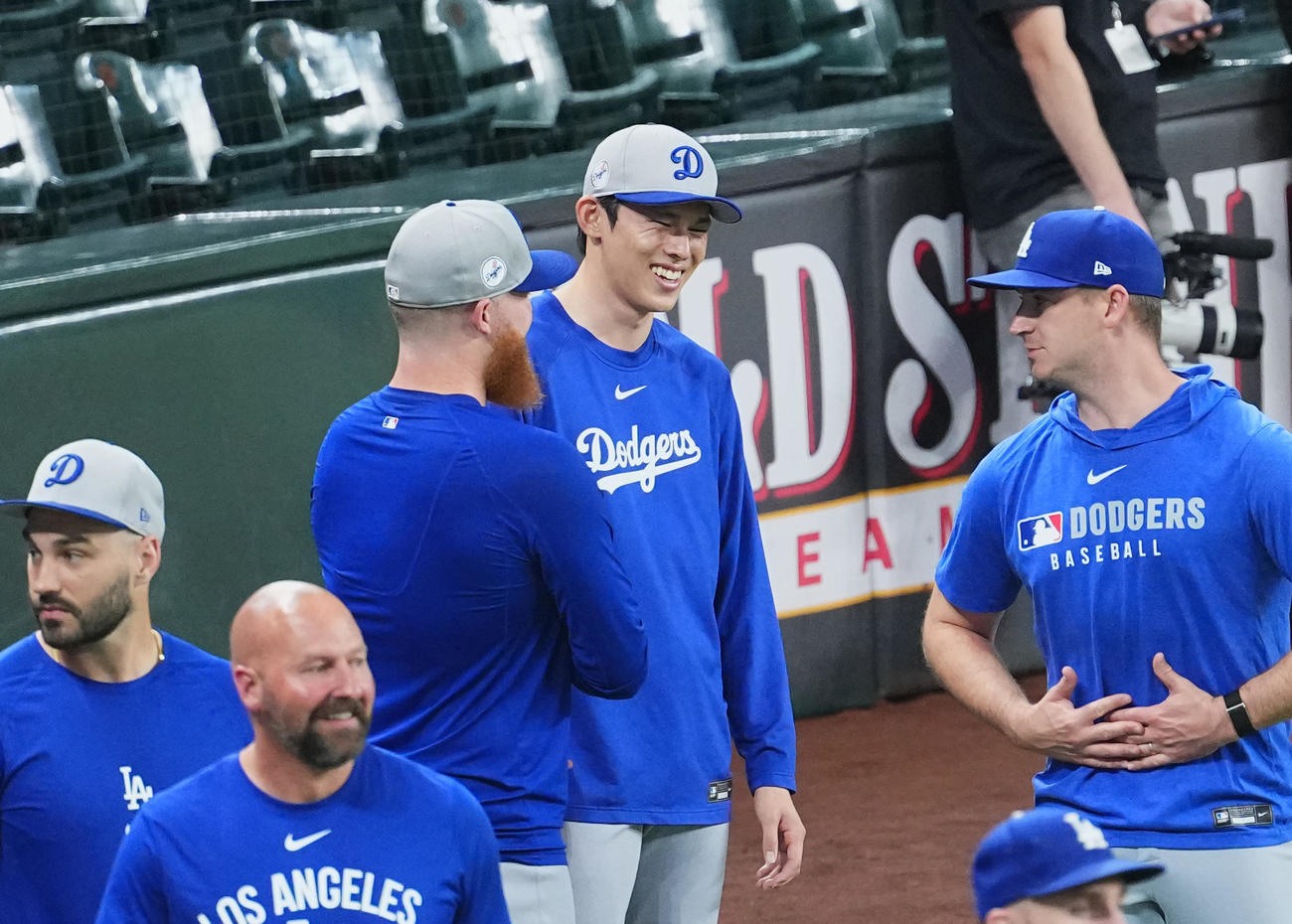 ダイヤモンドバックス対ドジャース　メジャーに合流し、笑顔でナインと話すドジャース佐々木（右から2人目）（撮影・菅敏）