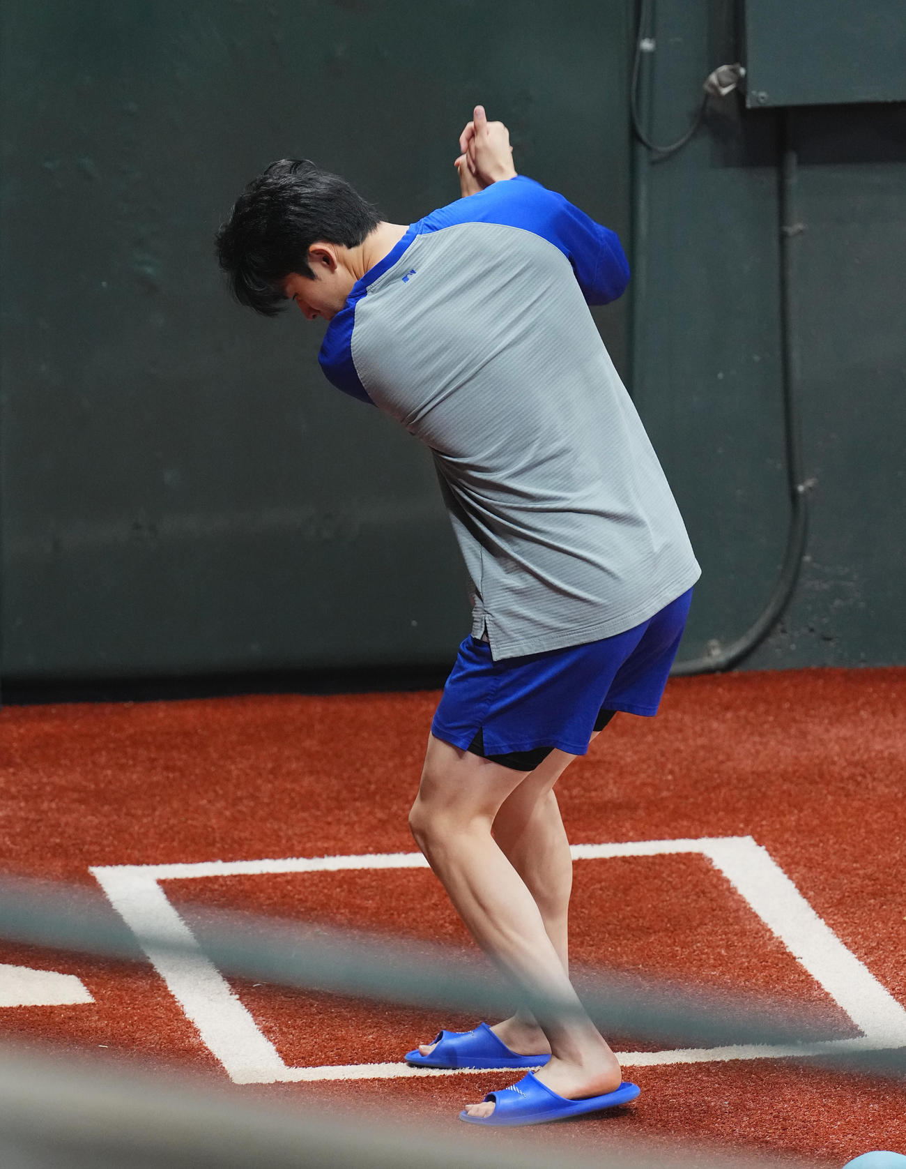 ダイヤモンドバックス対ドジャース　試合前、ブルペンでスイングするドジャース佐々木（撮影・菅敏）