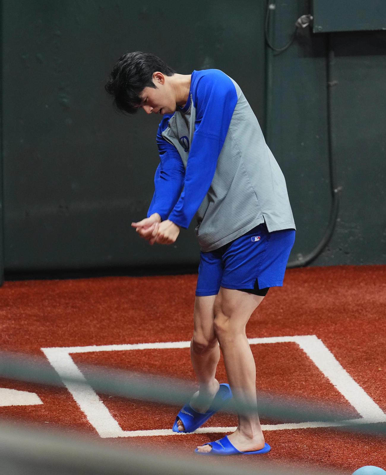 ダイヤモンドバックス対ドジャース　試合前、ブルペンでスイングするドジャース佐々木（撮影・菅敏）