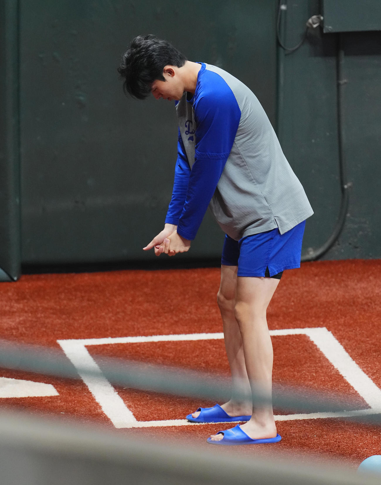 ダイヤモンドバックス対ドジャース　試合前、ブルペンでスイングするドジャース佐々木（撮影・菅敏）