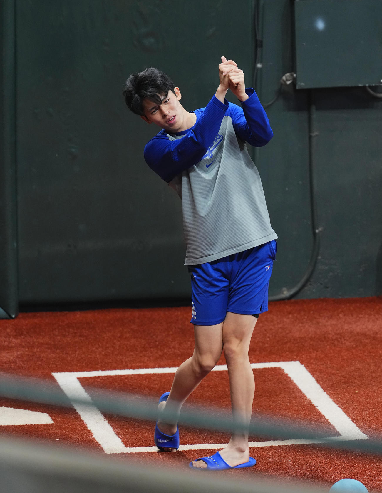 ダイヤモンドバックス対ドジャース　試合前、ブルペンでスイングするドジャース佐々木（撮影・菅敏）