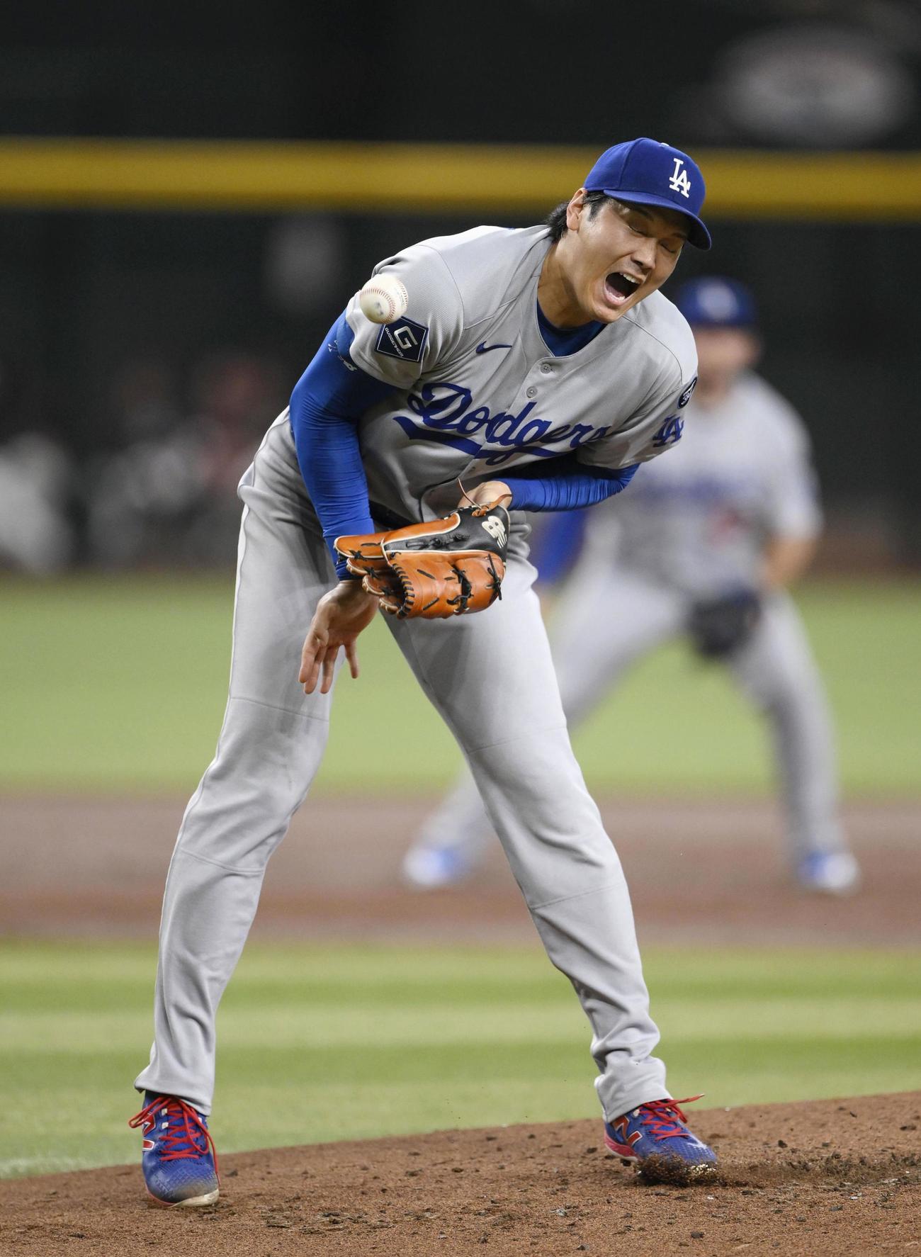 ダイヤモンドバックス戦の3回、トーマスの打球を受けるドジャース大谷。投手強襲安打となる（共同）