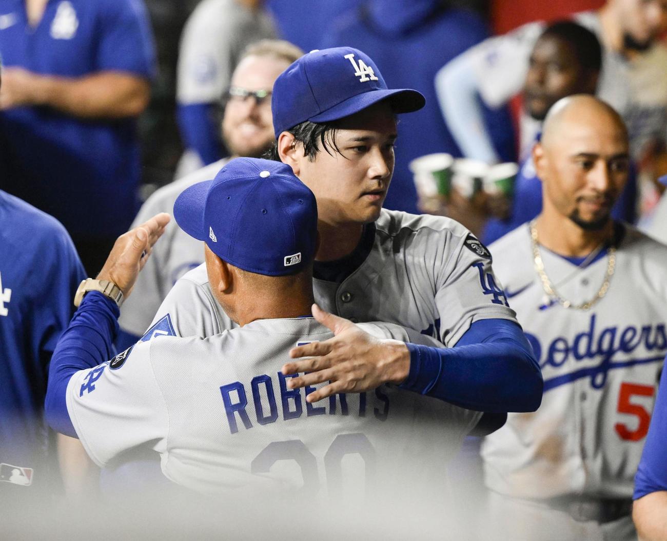 ダイヤモンドバックスの6回を無失点で投げ終え、ロバーツ監督（手前）に迎えられるドジャース・大谷（共同）