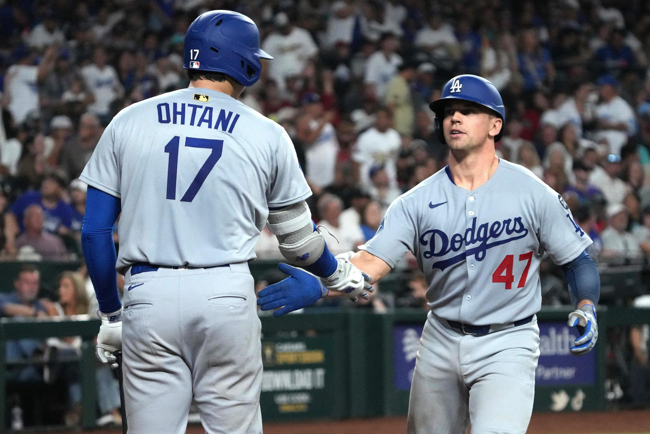 7回にソロ本塁打を放ち、大谷翔平に迎えられるロートベット（AP）