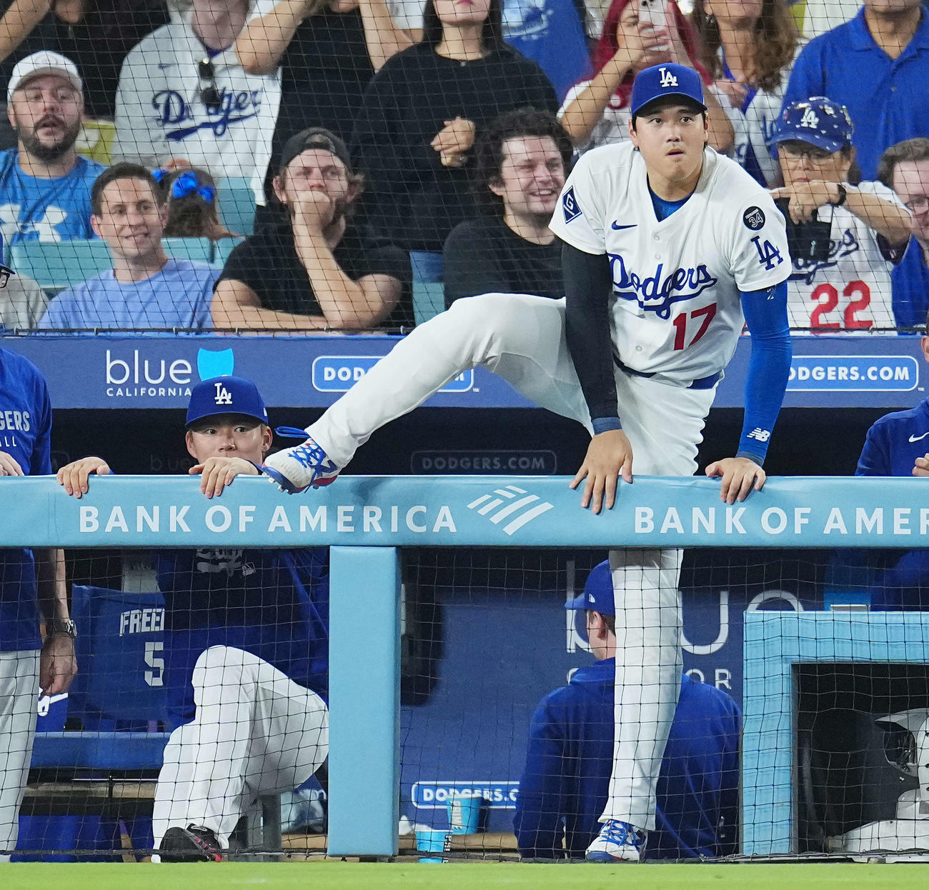 ドジャース対ジャイアンツ　プレーオフに進出を決め、フェンスを乗り越えフィールドに向かう大谷。左は山本（撮影・菅敏）