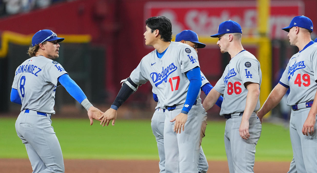 ダイヤモンドバックス対ドジャース　ジャイアンツを破り、ナインをタッチで迎えるドジャース大谷（左から2人目）（撮影・菅敏）