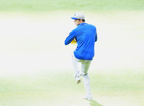 ダイヤモンドバックス対ドジャース　試合前、キャッチボールをするドジャース佐々木（撮影・菅敏）