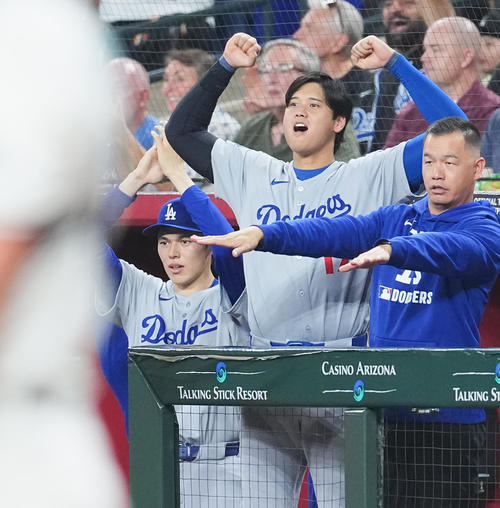 ダイヤモンドバックス対ドジャース　7回に登板し3者凡退に抑えたドジャース佐々木は、8回、味方の得点に大谷（右）と喜ぶ（撮影・菅敏）