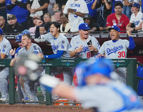 ダイヤモンドバックス対ドジャース　11回、ジャイアンツを破り、ベンチでガッツポーズを見せる大谷（左から3人目）、ロバーツ監督（右端）（撮影・菅敏）