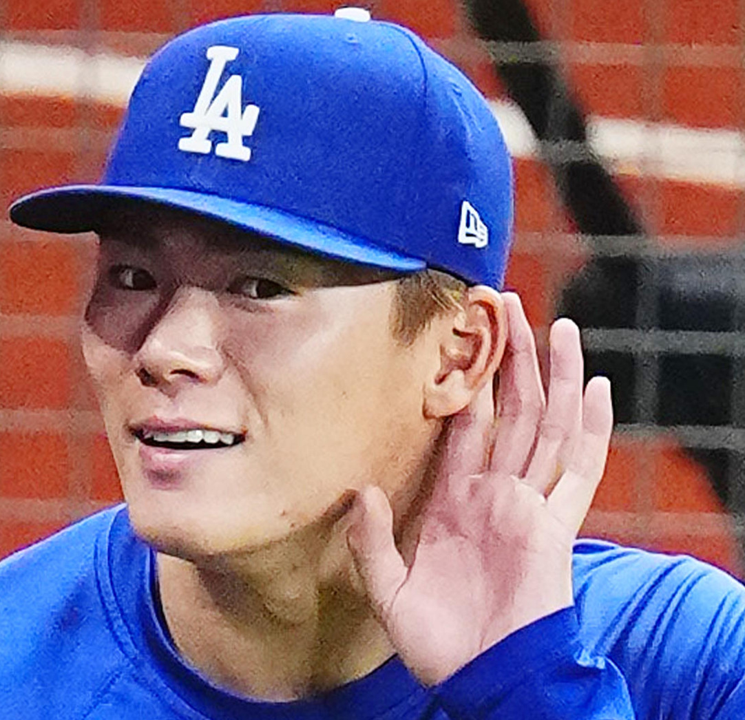 ダイヤモンドバックス対ドジャース　試合前、笑顔で練習をするドジャース山本（撮影・菅敏）