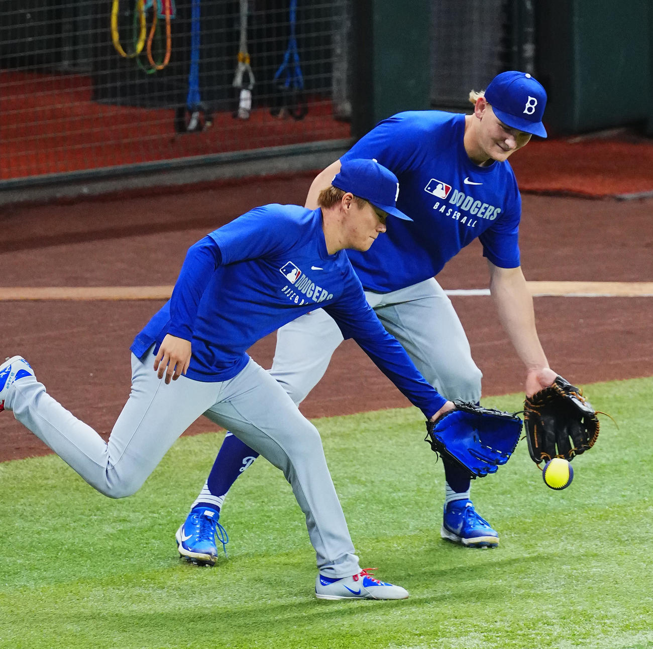 ダイヤモンドバックス対ドジャース　試合前、調整するドジャース山本。右はシーハン（撮影・菅敏）