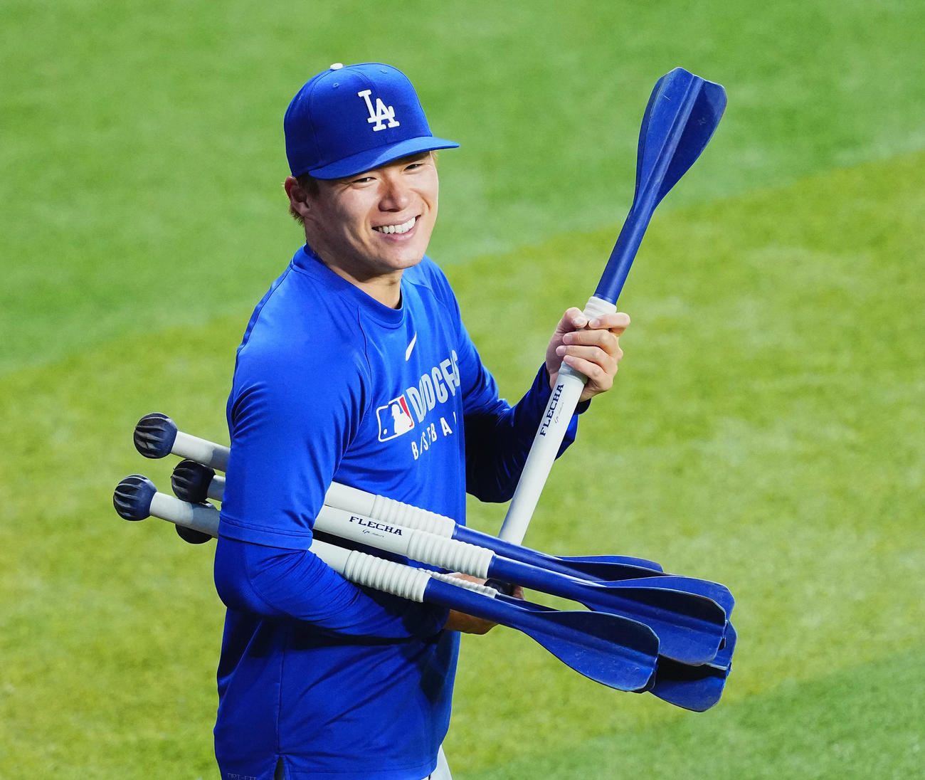 ダイヤモンドバックス対ドジャース　試合前、笑顔で練習をするドジャース山本（撮影・菅敏）