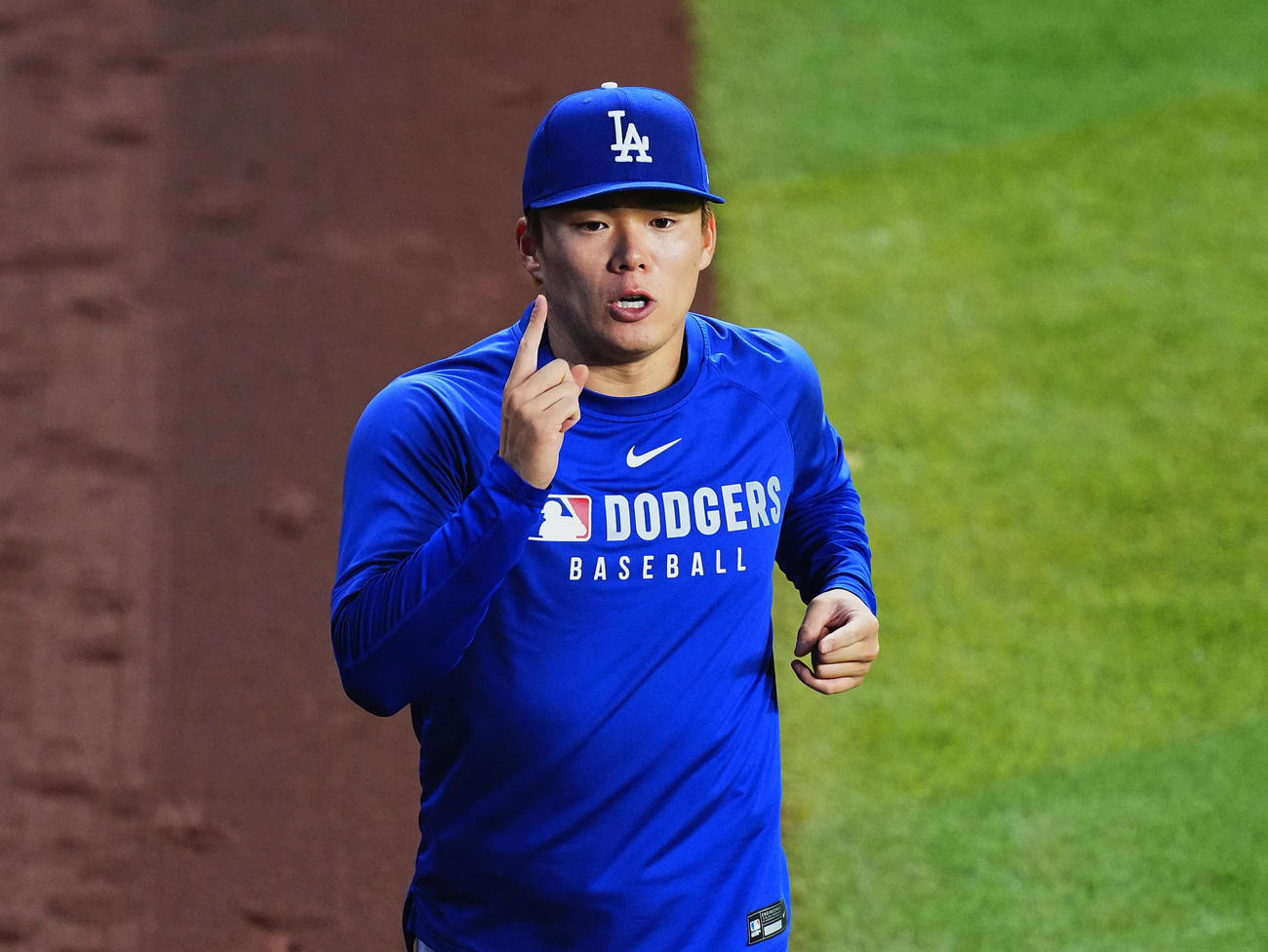 ダイヤモンドバックス対ドジャース　試合前、調整するドジャース山本（撮影・菅敏）