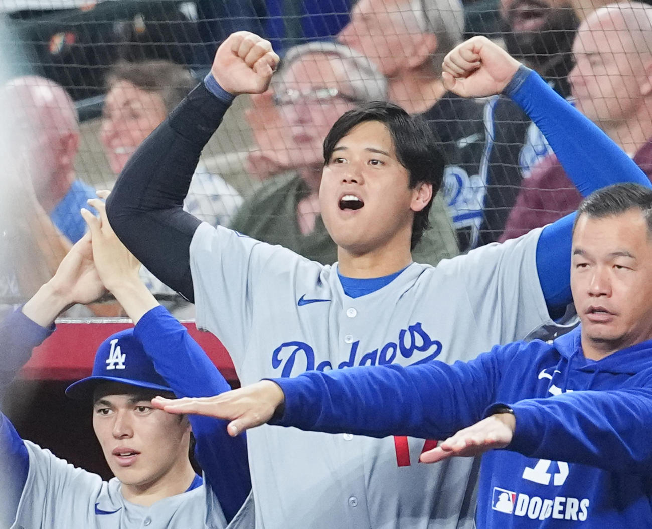 ダイヤモンドバックス対ドジャース　7回に登板し3者凡退に抑えたドジャース佐々木は、8回、味方の得点に大谷（右）と喜ぶ（撮影・菅敏）