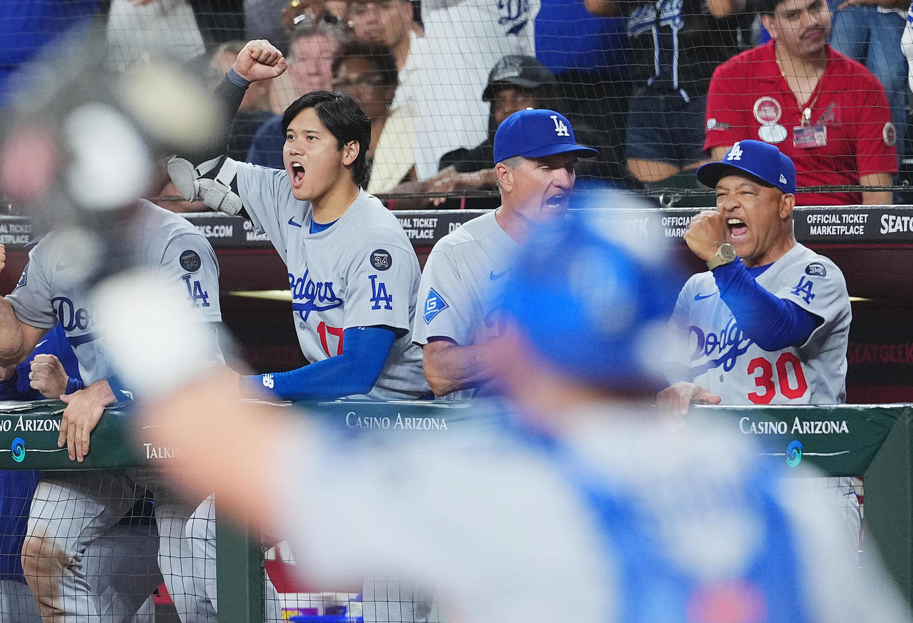 ダイヤモンドバックス対ドジャース　11回、ジャイアンツを破り、ベンチでガッツポーズを見せる大谷とロバーツ監督（右）（撮影・菅敏）