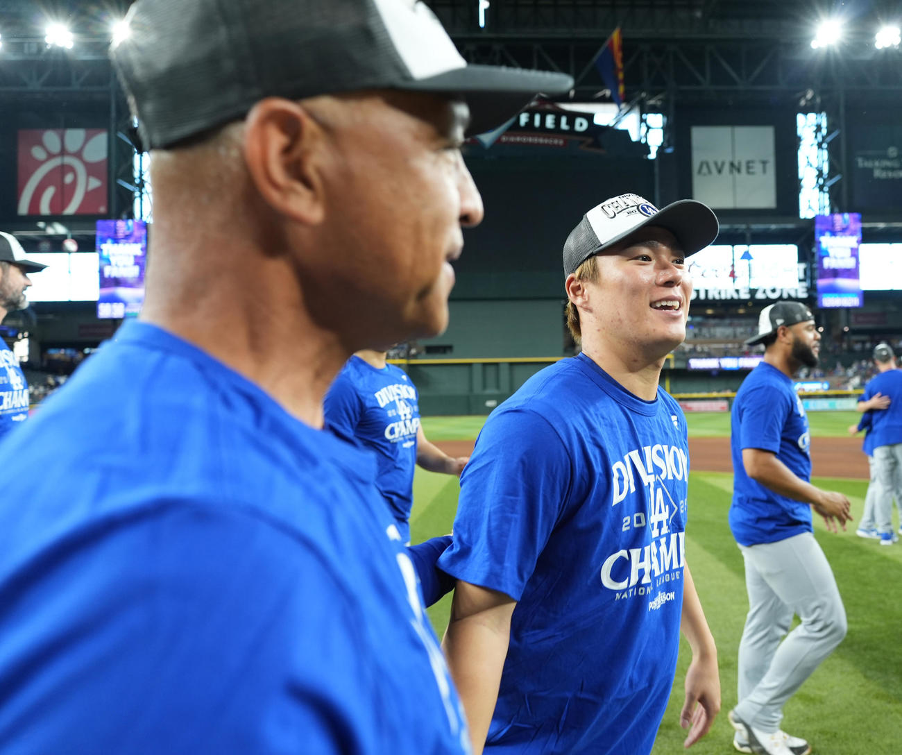 ダイヤモンドバックス対ドジャース　地区優勝を決め、ロバーツ監督（左）と喜ぶ山本（撮影・菅敏）