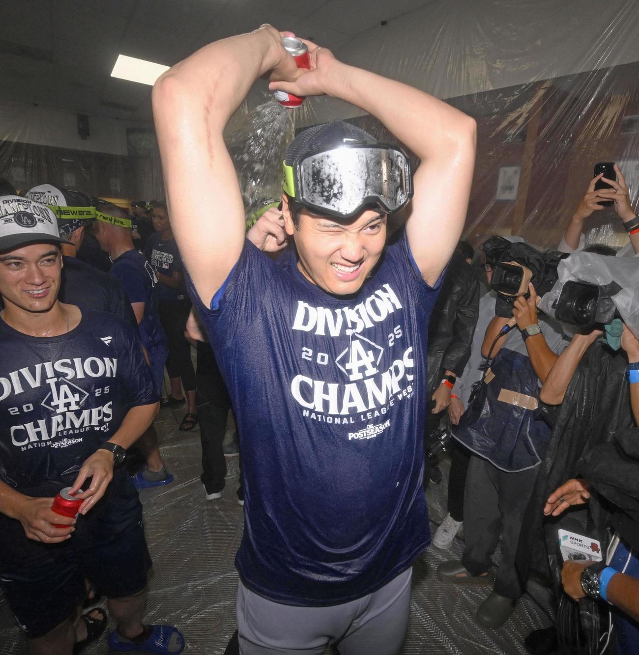 ナ・リーグ西地区4連覇を決め、シャンパンファイトで喜ぶドジャース大谷＝フェニックス（共同）