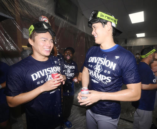 地区優勝を決め、シャンパンファイトを楽しむドジャース大谷と山本（右）