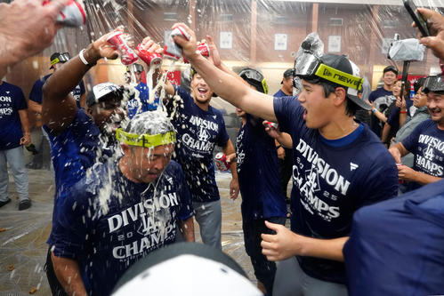 地区優勝を決めシャンパンファイトで祝福するドジャース大谷翔平（AP）