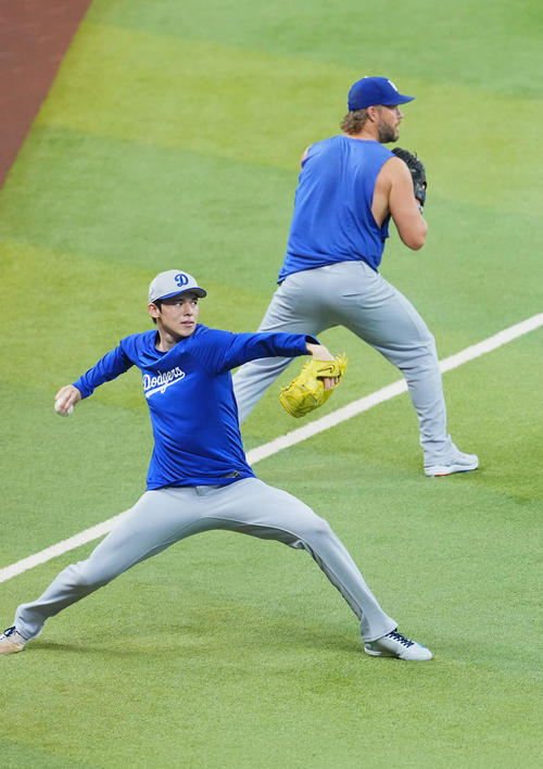 ダイヤモンドバックス対ドジャース　試合前、カーショー（後方）と並んでキャッチボールをするドジャース佐々木朗希＝2025年9月25日