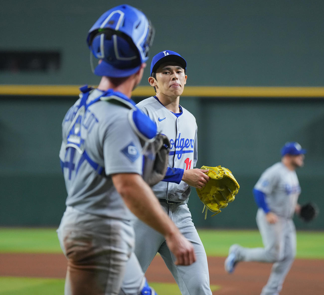 ダイヤモンドバックス対ドジャース　7回、リリーフで登板し、3者凡退に抑えたドジャース佐々木は、捕手ロートベット（手前）と目を合わせる（撮影・菅敏）