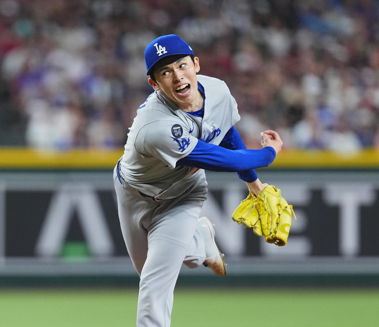 ダイヤモンドバックス対ドジャース　7回に登板し、力投するドジャース佐々木（撮影・菅敏）