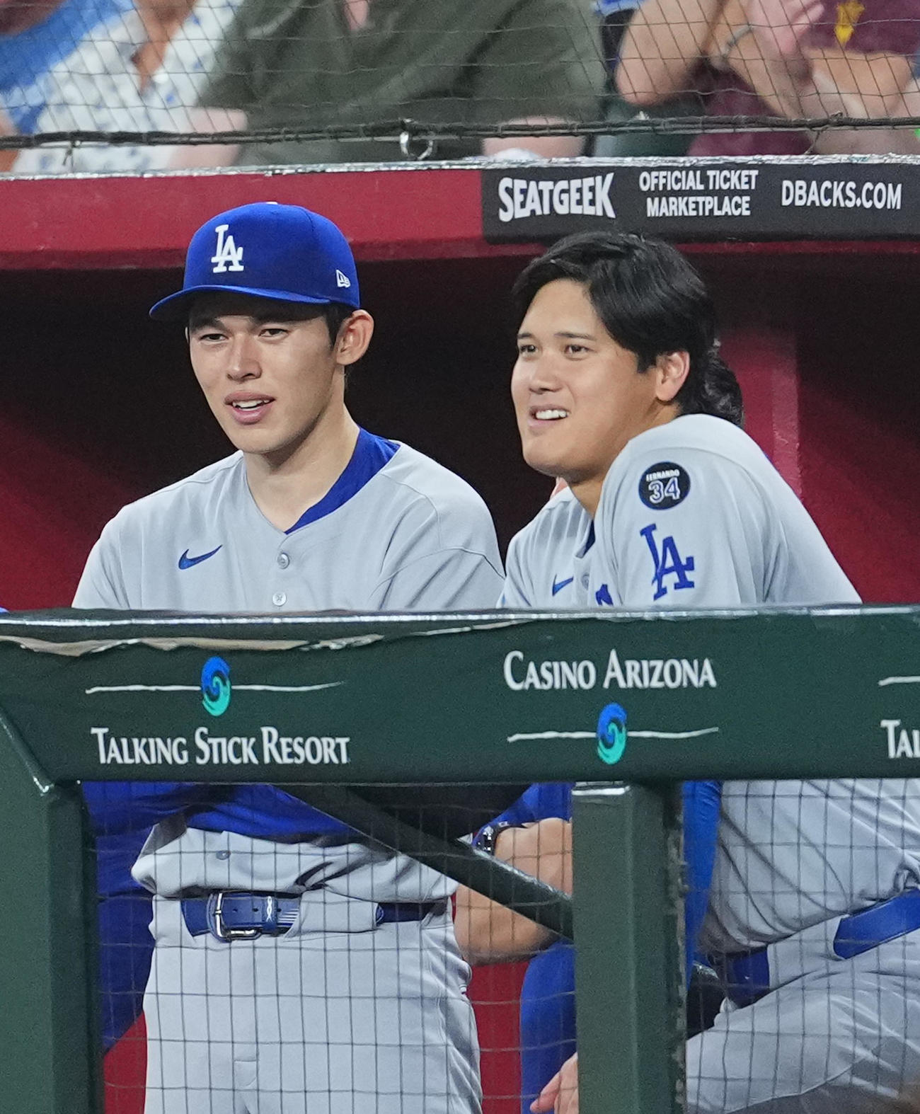 ダイヤモンドバックス対ドジャース　7回に登板し、3者凡退に抑えたドジャース佐々木は、ベンチに戻り大谷（右）と笑顔で話す（撮影・菅敏）