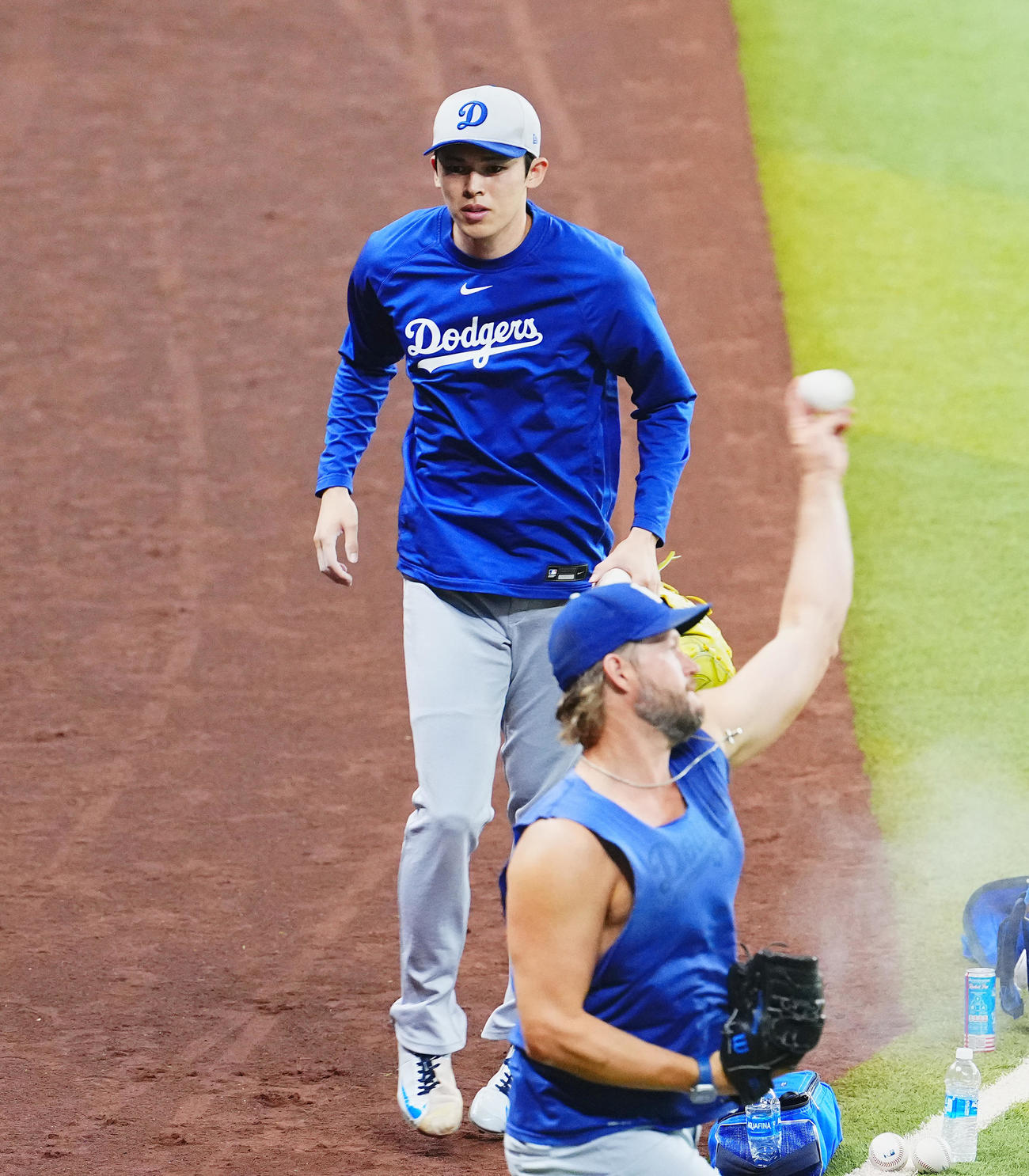 ダイヤモンドバックス対ドジャース　試合前、カーショー（手前）に調整するドジャース佐々木（撮影・菅敏）