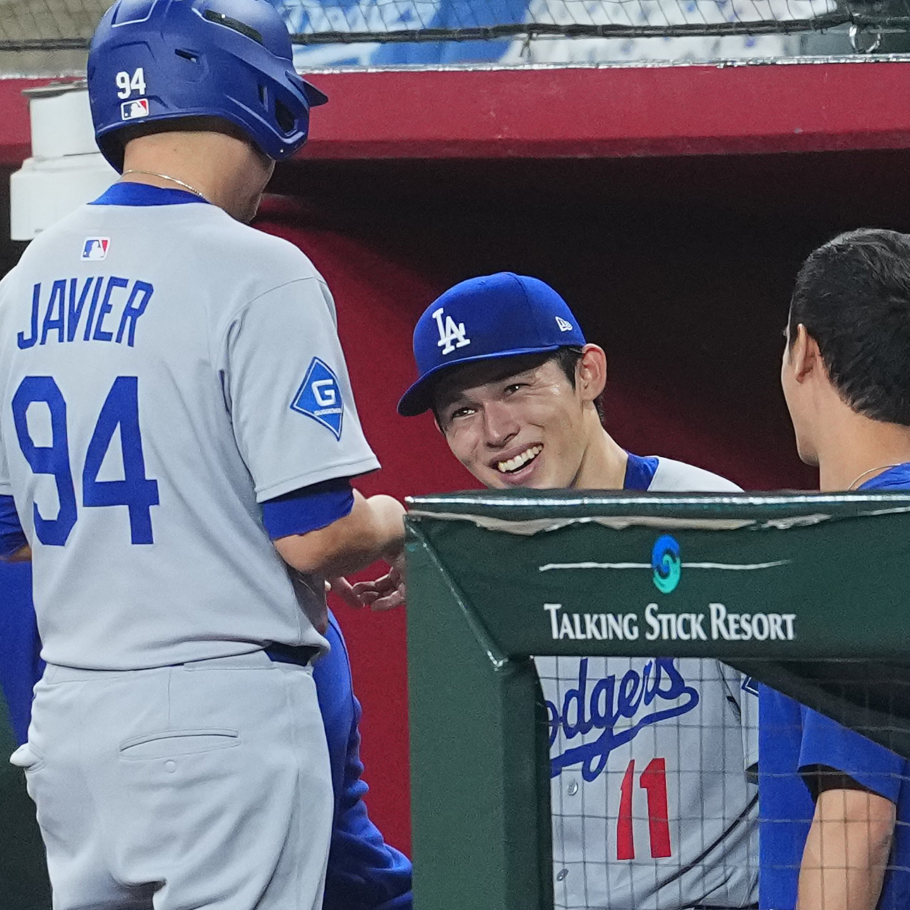 ダイヤモンドバックス対ドジャース　7回、リリーフで登板し、3者凡退に抑えたドジャース佐々木は、ベンチで笑顔を見せる（撮影・菅敏）